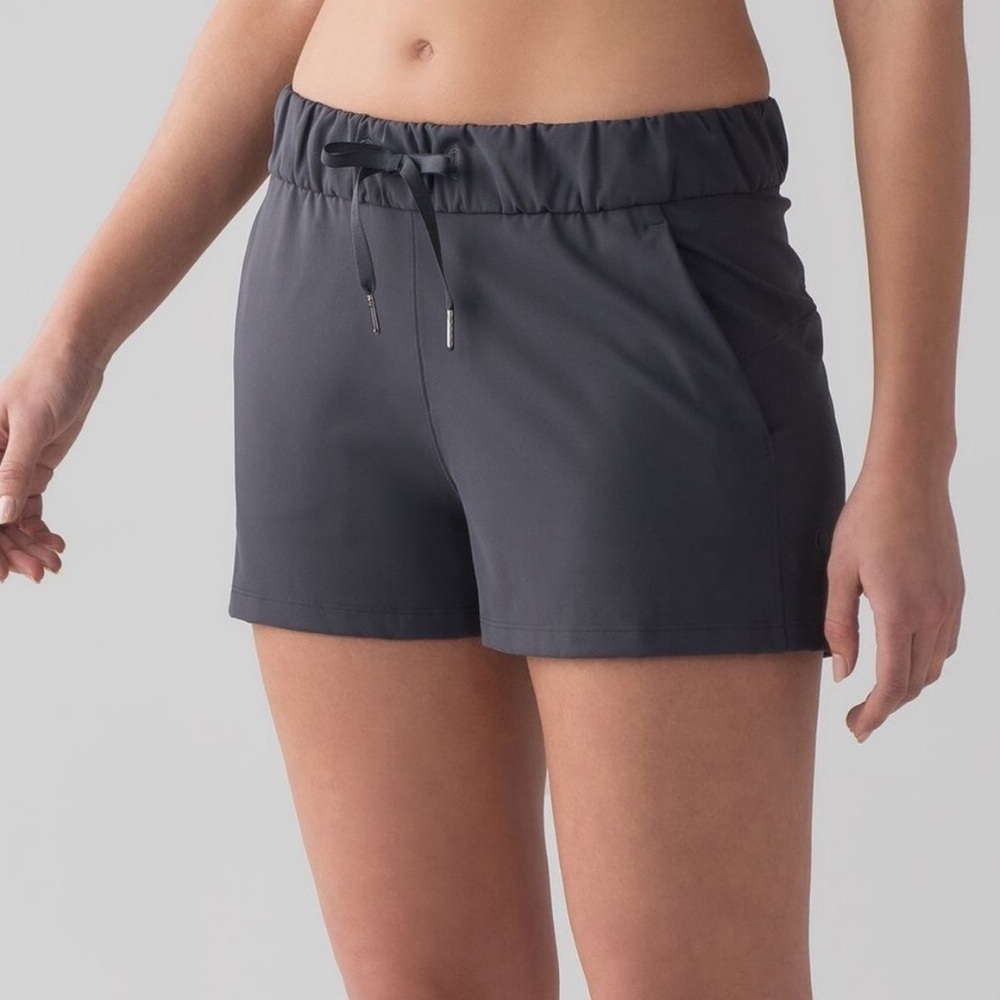 lululemon - “on the fly” shorts (black)